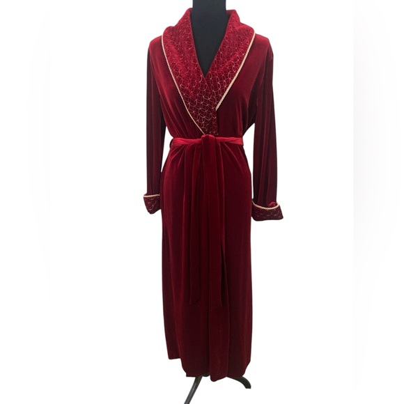 Luxurious Red Velvet Belted Maxi Robe - Picture 2 of 7